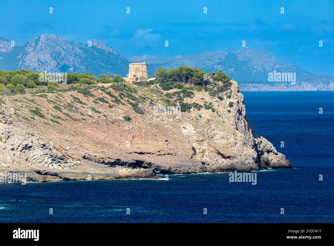 Verteidigungsturm Torre d`Albarca über der Bucht Cala Mitjana westlich von Cala Mesquida, Insel Mallorca, Spanien Stockfoto